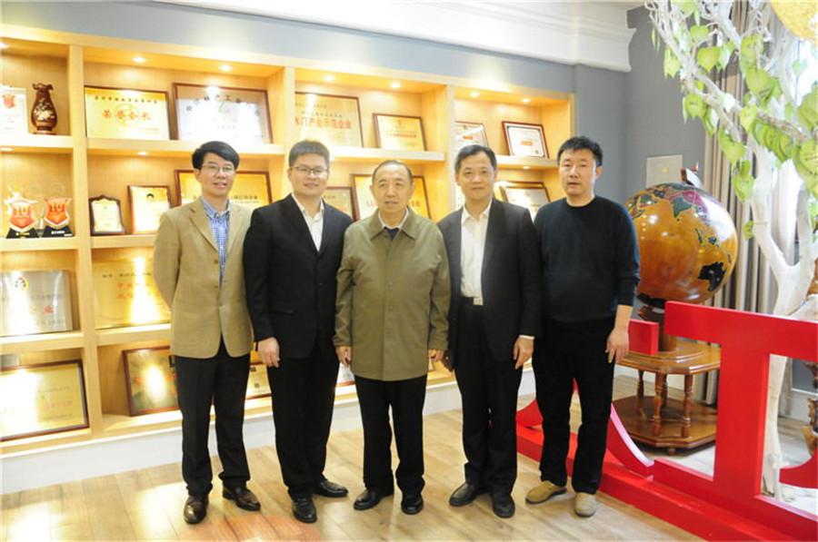 国家人社部原副部长杨志明（左三）一行莅临九游网页版页面登入界面-九游(中国)参观指导，九游网页版页面登入界面-九游(中国)董事长蒋卫（左二）.jpg