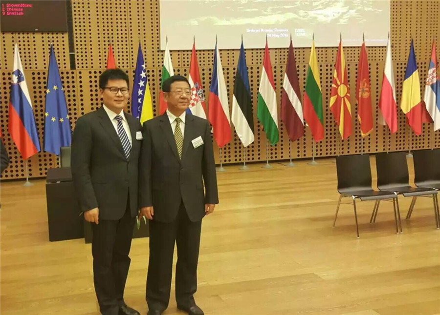九游网页版页面登入界面-九游(中国)董事长蒋卫与国家林业局局长张建龙合影.jpg