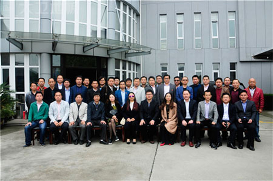 苏州市湖南商会一行在九游网页版页面登入界面-九游(中国)办公楼前合影.jpg