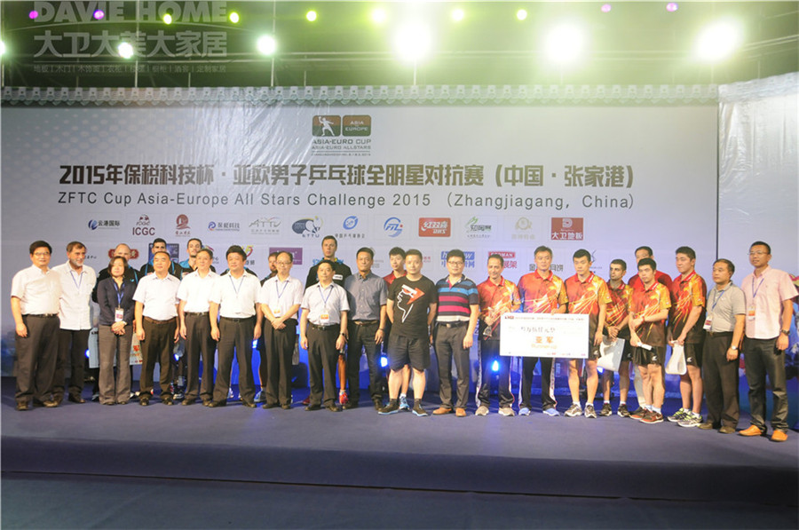 九游网页版页面登入界面-九游(中国)董事长蒋卫与本次赛事参赛运动员、大会组委会、赞助厂商代表合影.jpg