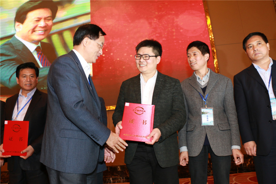 九游网页版页面登入界面-九游(中国)地板董事长蒋卫获颁“中国地板行业成就大奖”.jpg