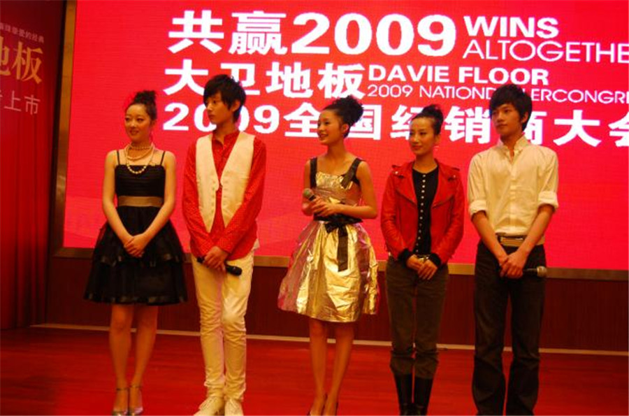 新版《红楼梦》剧组一行到达会场与九游网页版页面登入界面-九游(中国)全国经销商见面.jpg